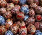 Σωρός του Πάσχα αυγά με γεωμετρική διακόσμηση